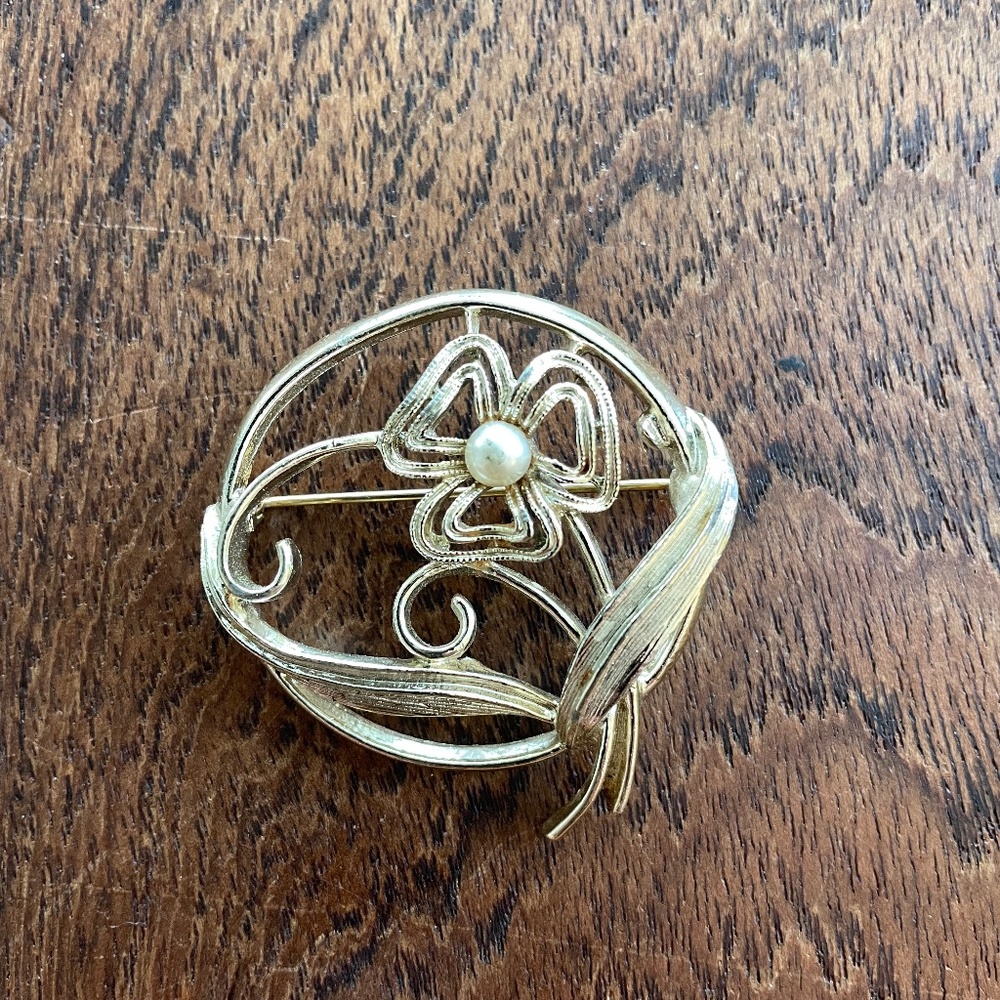 Sarah Coventry Gold-toned Floral Brooch